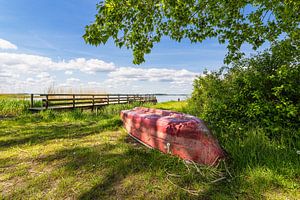 Steg mit Fischerboot am Achterwasser bei Warthe auf der Insel Us