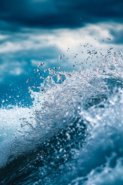Wellen und Spritzer im Ozean von Poster Art Shop
