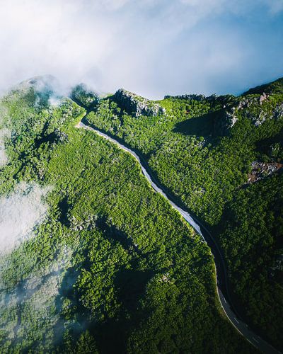 La rue dans les nuages.