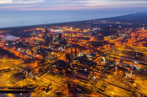 Tata Steel IJmuiden gloeit in de nacht