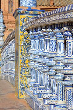 Blauw witte Moorse Pilaren op Plaza Espana in Sevilla Andalusië van My Footprints