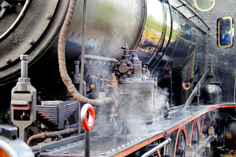 Nahaufnahme einer Dampflokomotive hell sepia von Foto Graaf Eric