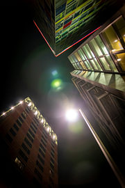 Straßenlichter und Wolkenkratzer bei Nacht mit eindrucksvollen Lichteffekten von Your Happy Life