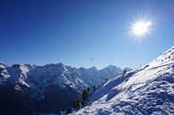Paragliders boven de bergtoppen van de Stubaier Alpen (Tirol, Oostenrijk) van Kelly Alblas thumbnail