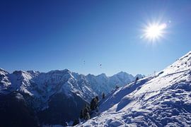 Gleitschirmflieger über den Gipfeln der Stubaier Alpen (Tirol, Österreich) von Kelly Alblas