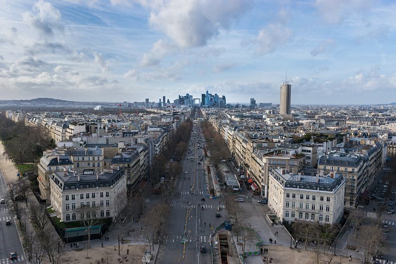 Parijs, zicht op La Défense vanaf Arc de Triomphe van Patrick Verhoef