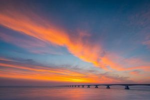 Lever du soleil au pont de Zeelandbrug, Zélande, Pays-Bas sur Henk Meijer Photography