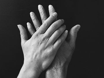 Twee handen in zwart wit . van Stanley Sussenbach