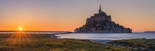 Panorama en zonsondergang bij de Mont Saint-Michel in Normandië