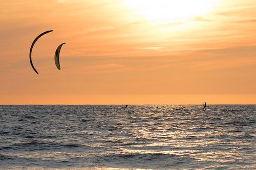 Kitesurfers op de zee