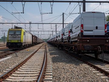 Wagons de marchandises avec de nouvelles camionnettes à Hombourg, Belgique sur Robin Jongerden