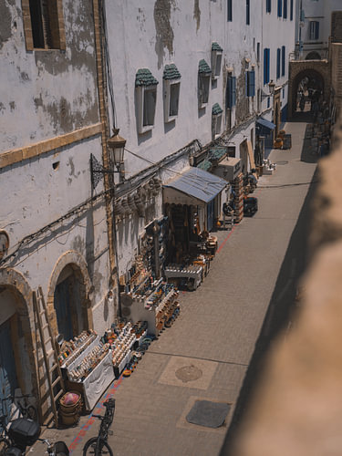 Draufsicht auf eine marokkanische Einkaufsstraße in Essaouira