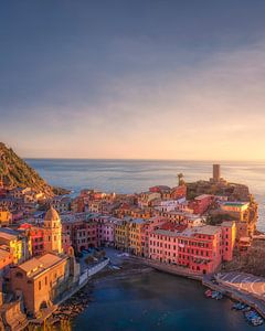 Blick auf das Dorf Vernazza bei Sonnenuntergang, Cinque Terre