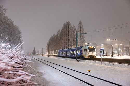 Een Arriva trein halteert bij station Geleen Oost in de sneeuw