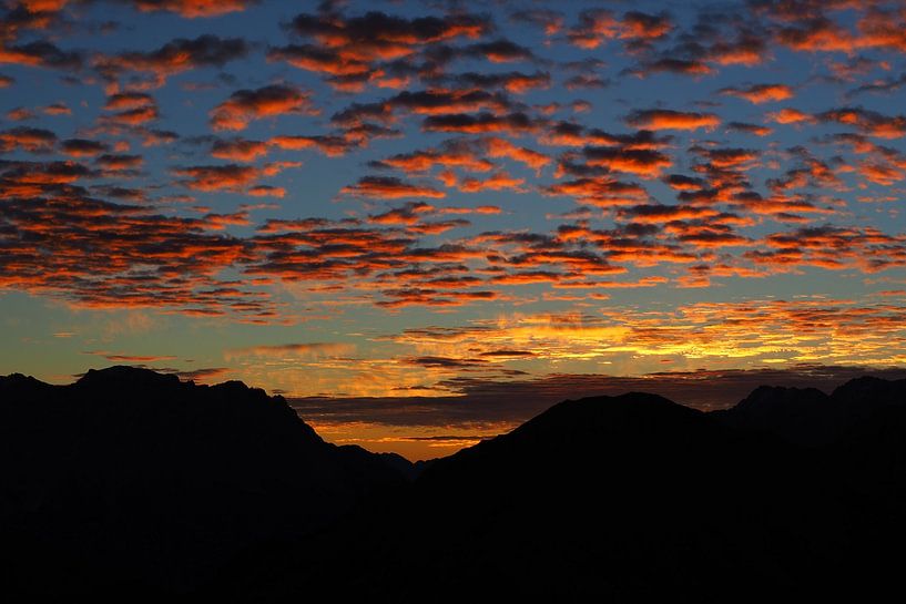 L'aube dans les Alpes - photographie de montagne d'ambiance dans la première lumière du jour. par Miriam Schwarzfischer Fotografie