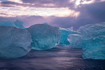 Plage de diamants à Jökulsárlón, Islande. sur Gert Hilbink