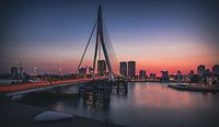 Zonsondergang in Rotterdam met uitzicht op de Erasmusbrug en drukte op de brug van Arthur Scheltes thumbnail