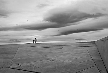 Norwegen, Oslo: Mutter und Tochter trotzen dem Wind auf dem Dach des Opernhauses von Anke de Groot