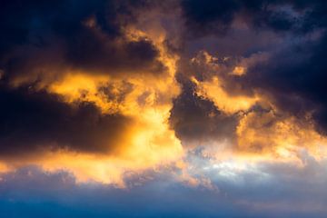 Gewitterwolken im Sonnenuntergang von ManfredFotos