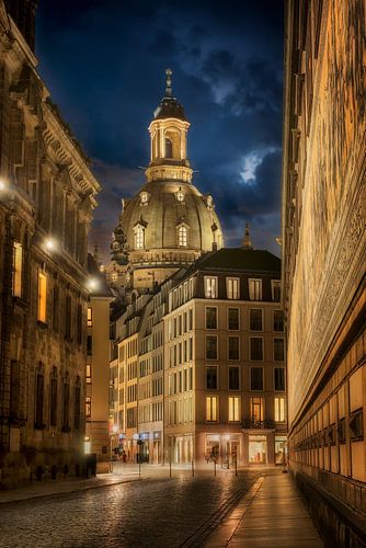Dresden met de Frauenkirche en historische huizen in het avondlicht.