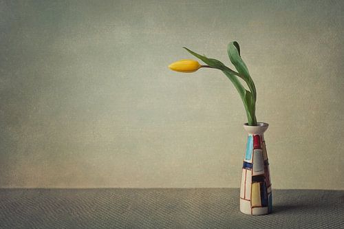 Gele tulp in mozaïekvaas - Fine art