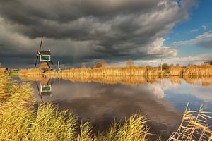 Molen met dreigende lucht van Ilya Korzelius