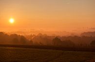 Mistige zonsopkomst boven Simpelveld in Zuid-Limburg van John Kreukniet thumbnail