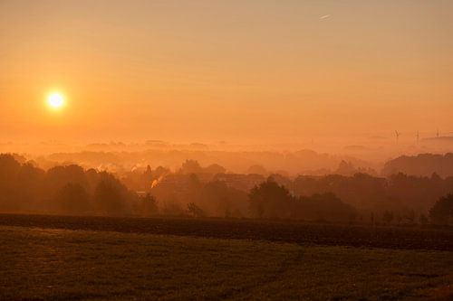 Mistige zonsopkomst boven Simpelveld in Zuid-Limburg