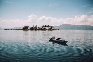 Bateau de pêche sur un lac en Indonésie sur Expeditie Aardbol