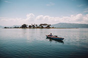 Vissersboot op meer in Indonesië