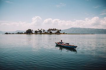 Bateau de pêche sur un lac en Indonésie
