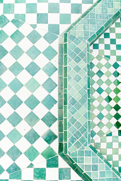 Motif de tuiles vertes et blanches à Marrakech, Maroc par Anouschka Rokebrand Photography LLC