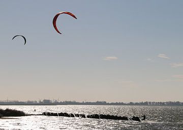 Kitesurfers by Taco Ruiten