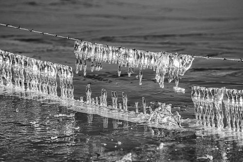 Abstracte Ijs vormen aan prikkeldraad