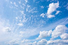 Wolken in de blauwe lucht van Günter Albers