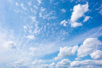 Wolken am blauen Himmel von Günter Albers
