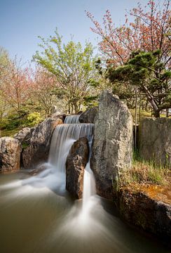 Waterval in Japanse tuin van Charelle Roeda