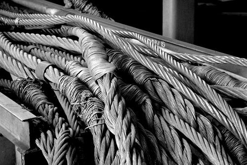 Object in verlaten industriële ruimte (3van 7)