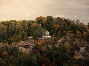 Waldgasthaus über Klippe