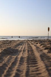 Bandensporen op het strand van Mattis Vollertsen