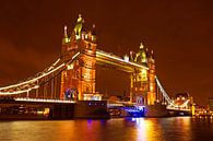 London brug over de Theems in Londen Engeland bij avond van Eye on You thumbnail