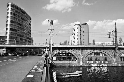 Uitzicht op de Berlijnse Spree vanaf de Michaelbrug - monochroom