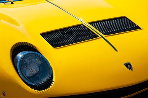 Lamborghini Miura sportwagen voorzijde detail in helder geel