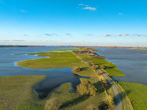 IJssel met overlopende uiterwaarden bij Hattem