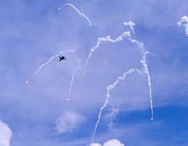 F16 verschießt Flares by Joachim Serger