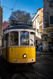 Straßenbahnlinie 12 in den Straßen von Alfama, Lissabon von Rob Rollenberg