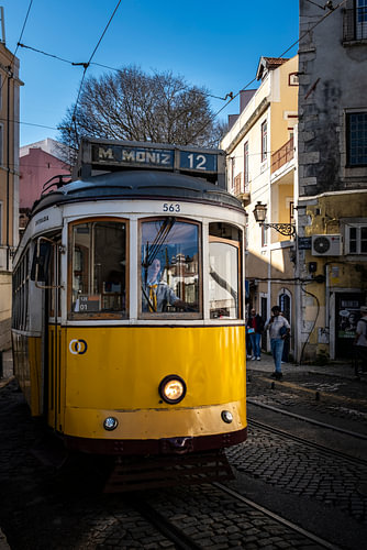 Le tramway 12 dans les rues de l'Alfama, à Lisbonne