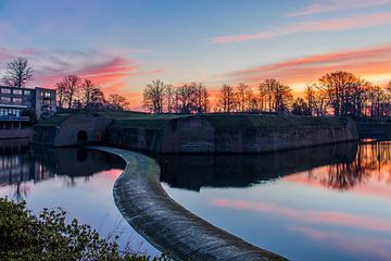 Sonnenaufgang über der Ravel-Linie, Bergen op Zoom von Rick van Geel