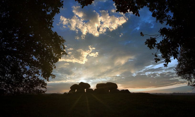 Hunebed bei Loon bei Sonnenuntergang von Albert Brunsting