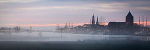 Stadtansicht von Kampen im Nebel.